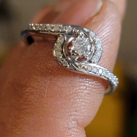 Diamond engagement ring - Picture 4 of 5